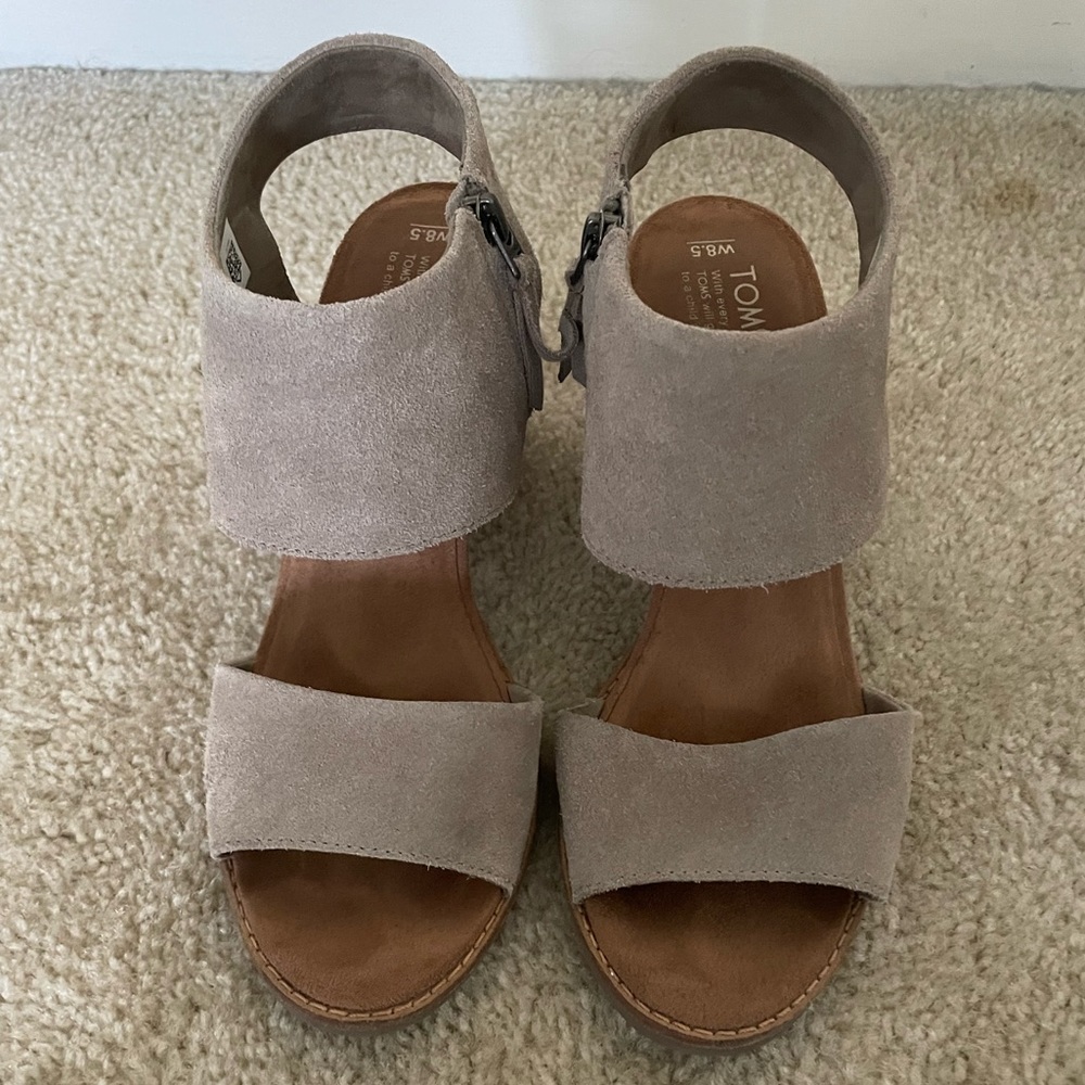 Toms Majorca size 8-1/2 Taupe Suede Sandals